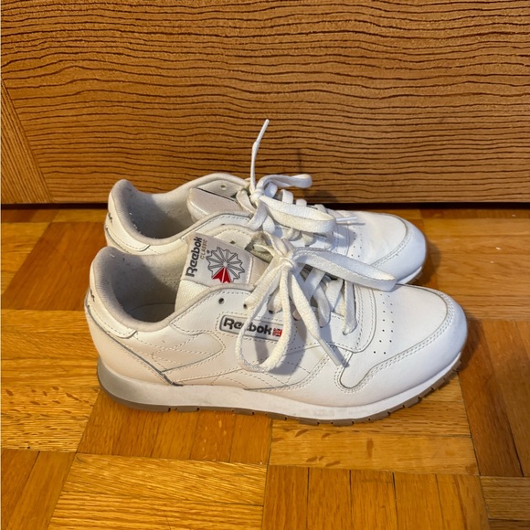 White classic Reebok sneakers size 4.5Y (equivalent to women’s US size 6) - Picture 3 of 3